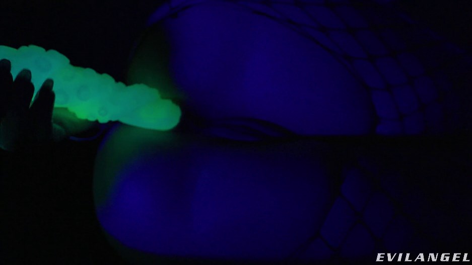 Evil Angel 26 01 25 Scarlet Chase Freak Show Slut Takes Giant Appendage